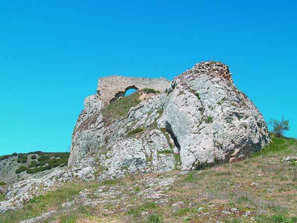 El castillo de Ubierna -actualmente en ruinas- se adapta a la roca sobre la que se asienta.
