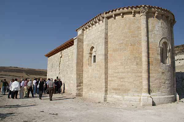 Ermita de San Pelayo, con su ábside románico en primer término.