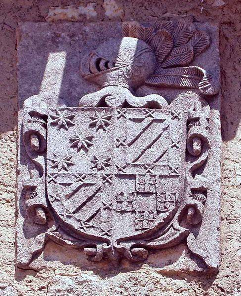 Escudo de armas que luce en una de las fachadas de la localidad.