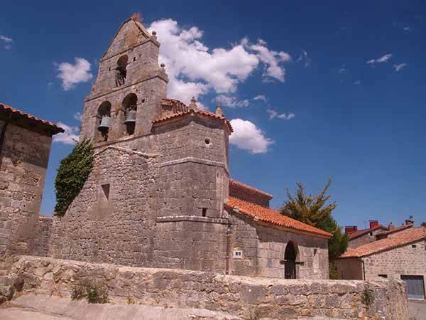 Iglesia de San Pablo, con torre de tipo espadaña.