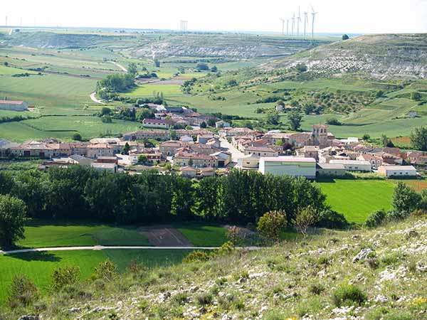 Panorámica de Pedrosa desde lo alto y vista parcial del Valle del Úrbel.